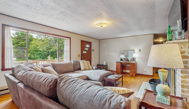 Cozy Lake Getaway dog-friendly home with fire pit, fireplace, Wi-Fi, entry ramp