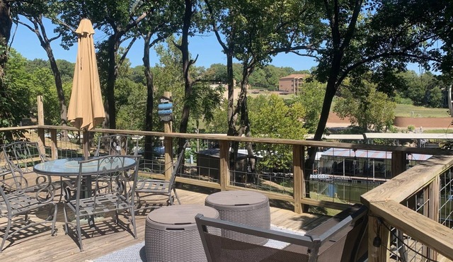 Cozy lake getaway with huge deck and only 2 miles from Shangri-La back on VRBO!