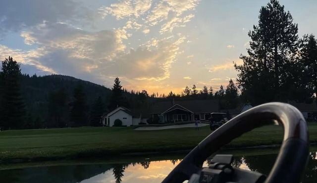 Cozy Lake Golf Condo Romantic Escape + Girls getaway +Near Silverwood+Bunk Beds