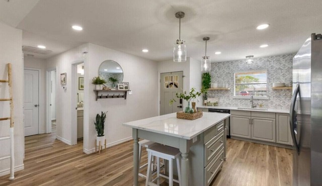 Cozy Lake Granbury Getaway | Hot Tub & Fire Pit