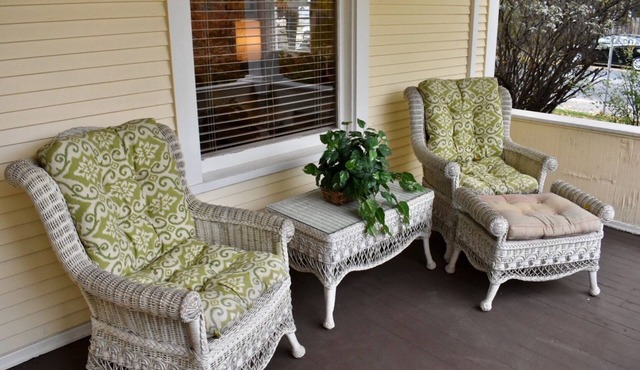 Cozy Lake Harriet 2BR, great walking neighborhood yet min to downtown and MOA