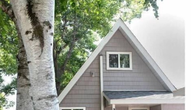 Cozy lake home with great views and hot tub. 10 minutes to Nordic Mountain.