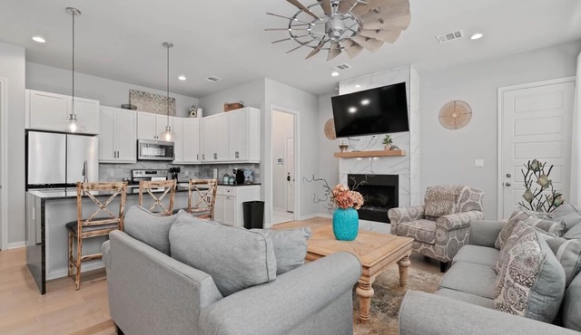 Cozy Lake house at Oakpoint w/Fully Equipped Office. Pet Friendly!