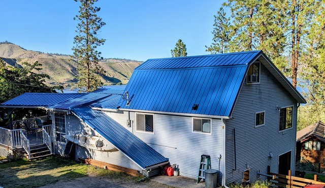 Cozy lake house escape w/covered deck to enjoy the views & close community beach