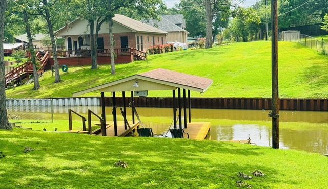 Cozy lake house getaway on Cedar creek lake hidden gem!