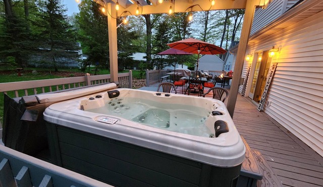 Cozy Lake House Hideaway w/hot tub