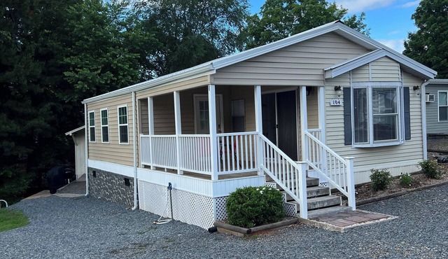 Cozy lake house in Badin Shores Resort!