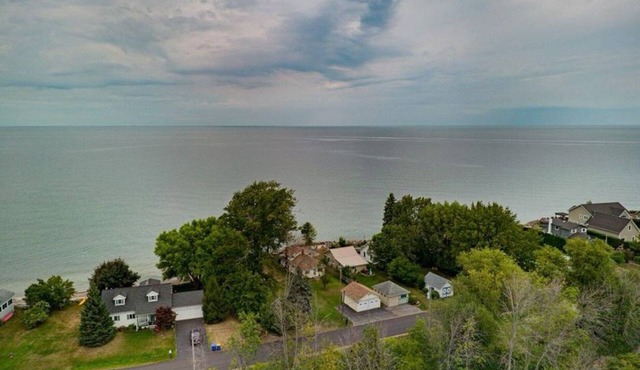 Cozy Lake house in Hilton with beach access.