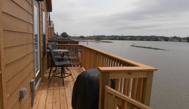Cozy Lake House located on Lake Conroe. Fish from the porch!