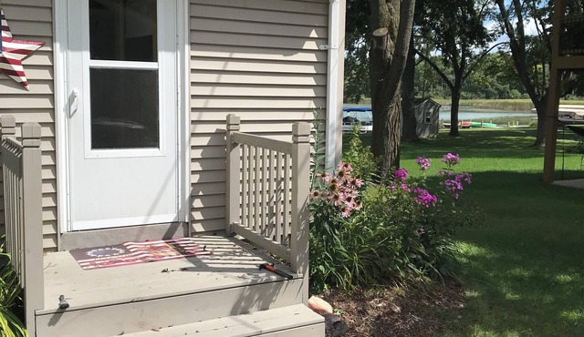 Cozy lake house on Lower Nemahbin Lake, just a 40-minute drive to Milwaukee.