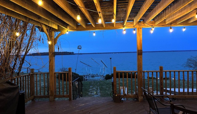 Cozy Lake House on Oneida with Waterfront Access