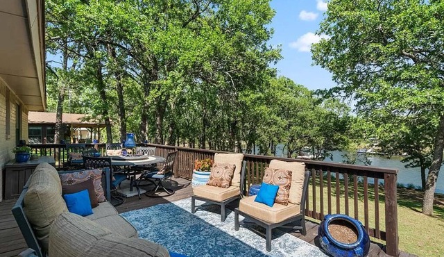 Cozy Lake House right on Amon G Carter Lake