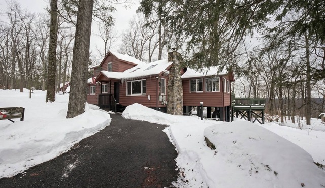 Cozy Lake House Retreat. EV Charger, Modern Cabin.
