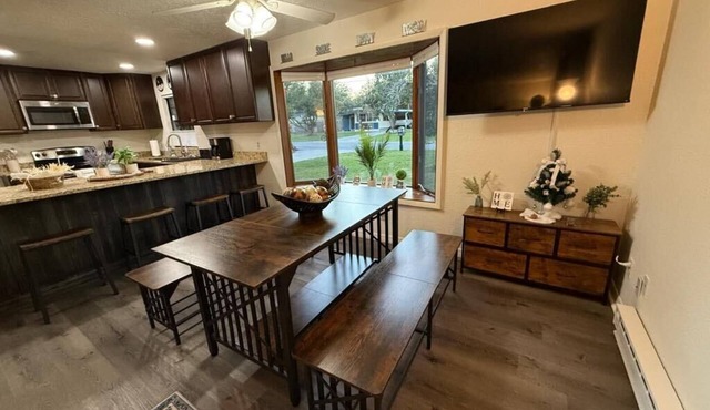 Cozy lake house vacation retreat close to Orlando theme parks and beaches!
