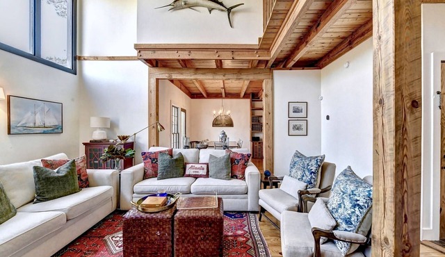 Cozy Lake House w/Private Dock on Lanier - 4BR + 2BR Basement Apt