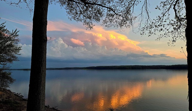 Cozy lake house w/spacious deck, BBQ/fire pit. Boat ramp1 mi away Pet friendly!