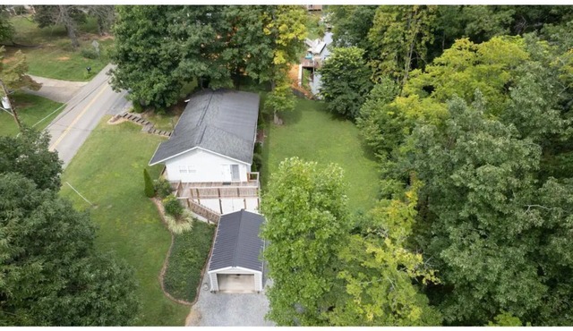 Cozy lake house with large deck- close to town