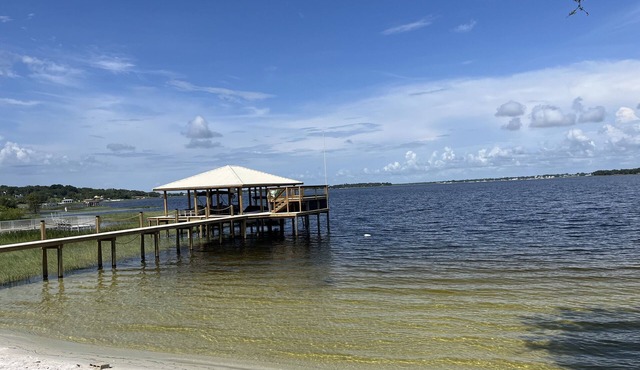 Cozy lake house with private beach and boat dock on Crooked Lake in central FL