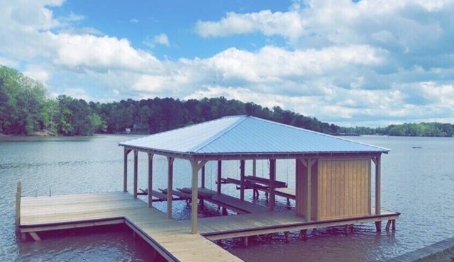 Cozy lake house with huge boat dock