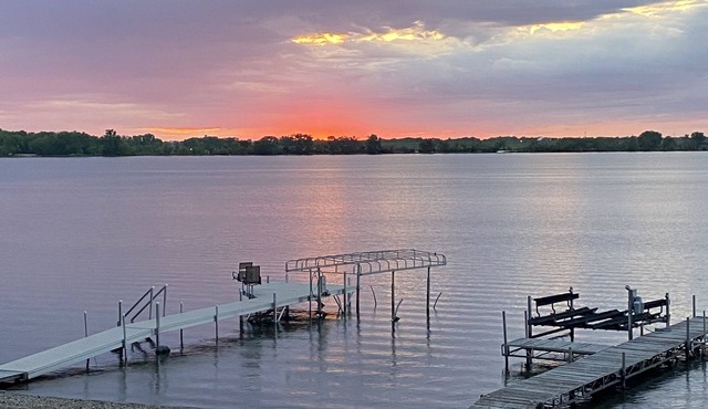 Cozy lake house with private sand beach right on Lake Madison