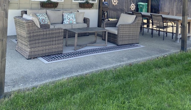 Cozy lake house with Buckeye Lake views and pet friendly!