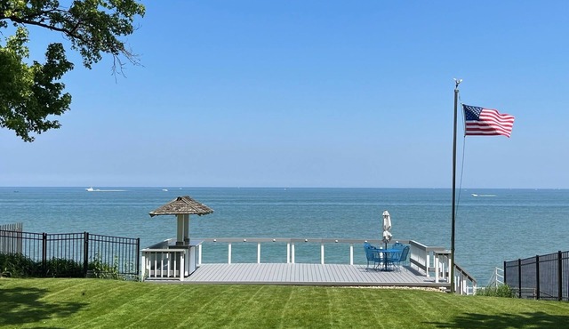 Cozy lake house with spectacular views and private access to the lake