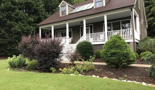Cozy Lake Lanier Lake House Retreat with Tesla Charging 15 miles from TIEC
