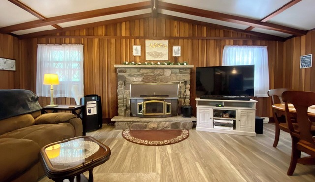 Cozy Lake/Marina view Cabin in the Poconos