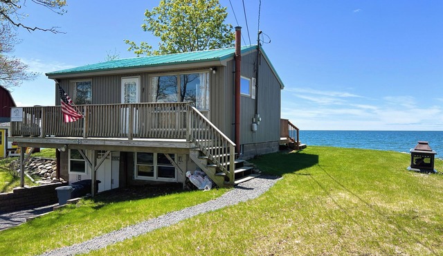 Cozy LAKE ONTARIO WATERFRONT COTTAGE with Breathtaking Views!