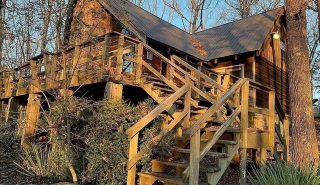 Cozy lake retreat at Tannenbaum Golf Club. Perfect for viewing the Eclipse!