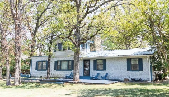 Cozy lake retreat in Sand Point! Game room with deck and views of Lake Texoma.