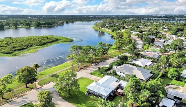 Cozy Lake Retreat: Private Hot Tub, Near Beaches