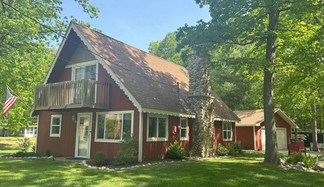 Cozy lake retreat with great views of Houghton Lake. Close to ORV trails.