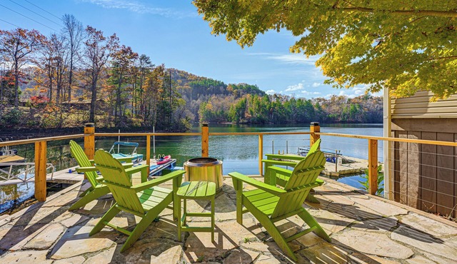 Cozy Lake Santeetlah Cottage with Dock & 3 Kayaks!