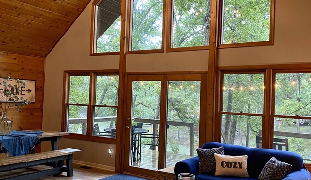 Cozy Lake Sara Year-Round Cottage- Amazing beach and lake-side restaurants.