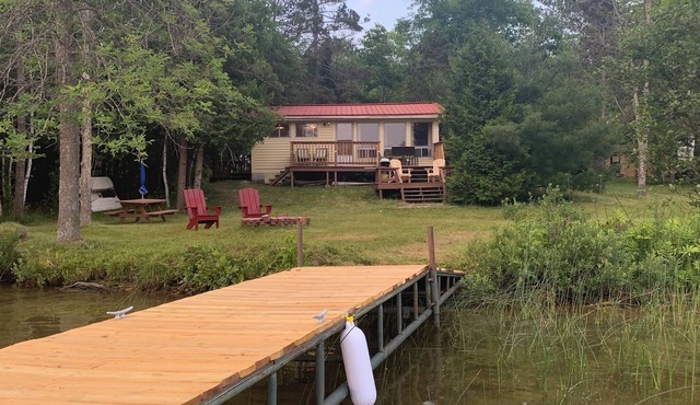 Cozy lake side cottage. Pet friendly