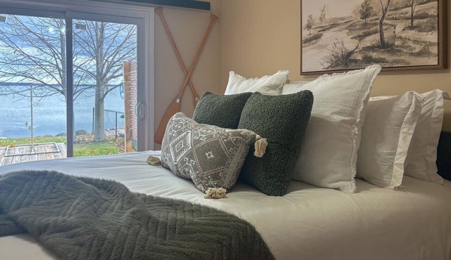 Cozy Lake Simcoe Waterfront Escape for 10
