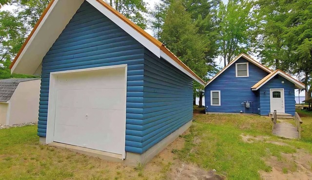 Cozy Lake St. Helen Waterfront. Fully Remodeled. Dock. Fire pit. AC. Sleeps 6.