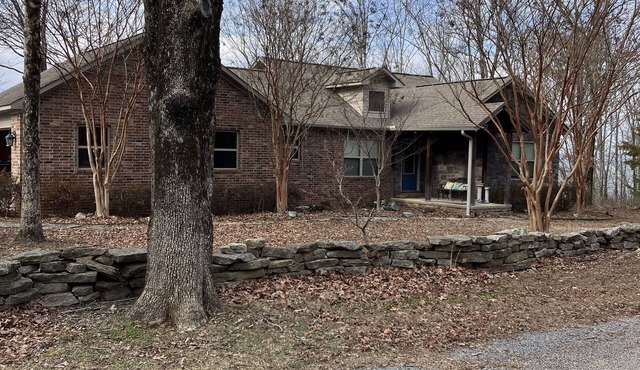 Cozy lake view 2-bedroom house with WiFi, AC in lovely Bee Branch