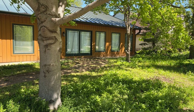 Cozy Lake view 3-bedroom house WiFi, AC in Oshkosh-Great spaces inside & out EAA