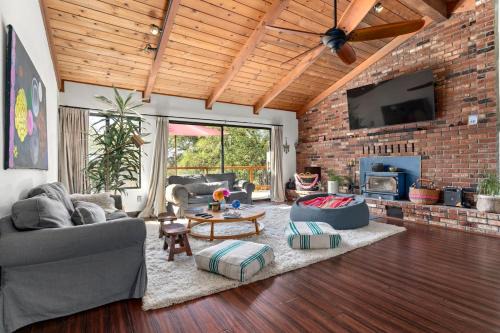 Cozy Lake View 4Bd 2,5Br Retreat in 5 Acres, Hot Tub and more