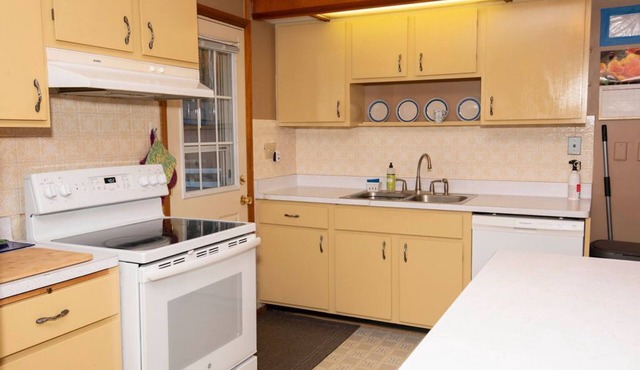Cozy Lake View 5 min from Tofte/Lutsen, enjoy decks, fire pit, private trail.