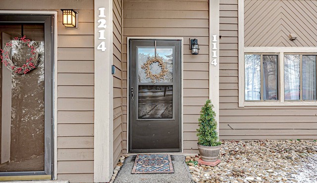 Cozy, Lake View Condo in Hidden Valley with Ski Slope Access