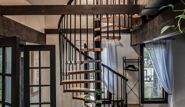 Cozy Lake-View Cottage for 4 · Wine Tasting Included · Pet Friendly