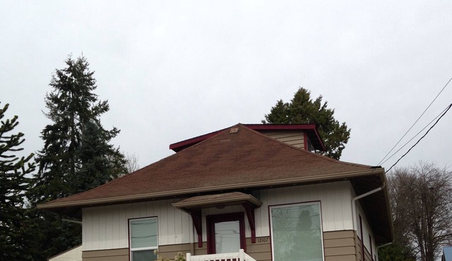 Cozy Lake-View Home with Xfinity Cable and Wi-Fi, HDTV, Washer/Dryer