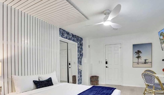 Cozy Lake Worth Studio Kitchenette and Yard