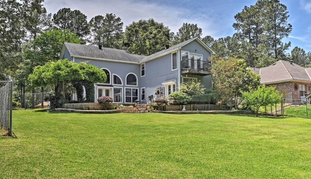 Cozy Lakefront Benton Home ~ 20 Mi to Shreveport!