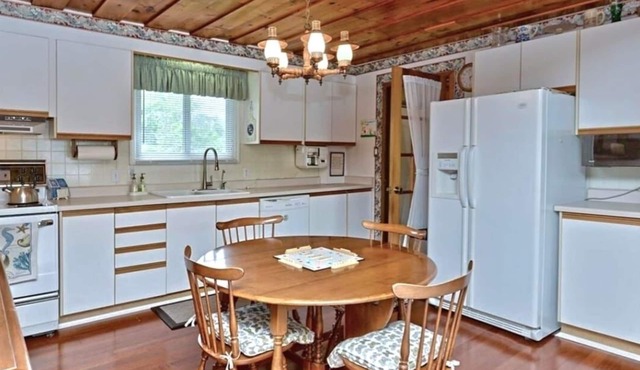 Cozy Lakefront Cottage in Kawartha Lakes