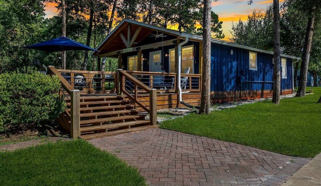 Cozy Lakefront Cabin with Game Room & Boat Access near Lake Livingston, Texas