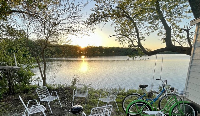 Cozy lakefront cabin - on both Big and Little Spirit Lake